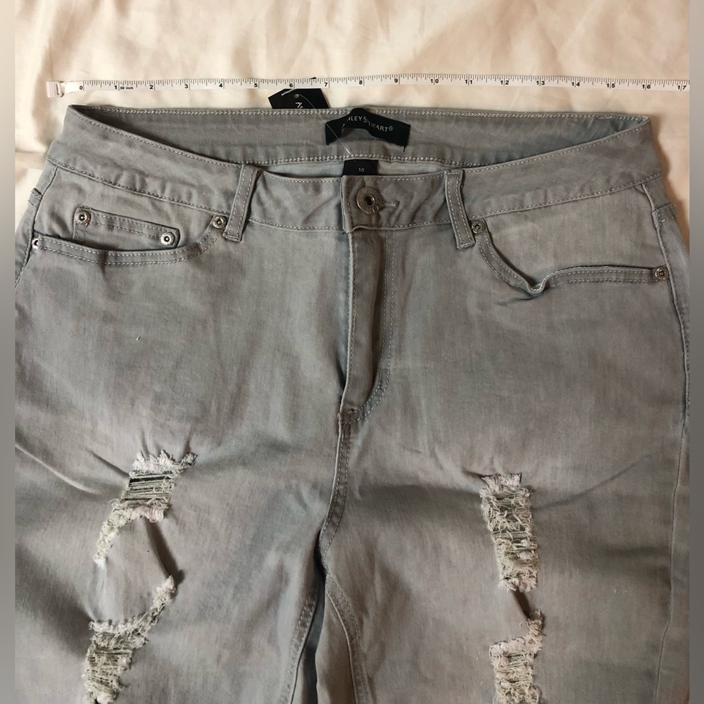ASHLEY STEWART DISTRESSED CAPRI JEANS SIZE: 14 - Picture 4 of 6